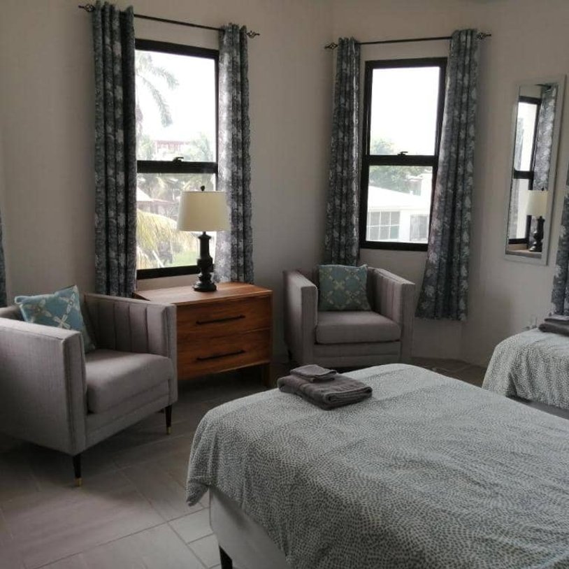 2 single beds in a bedroom