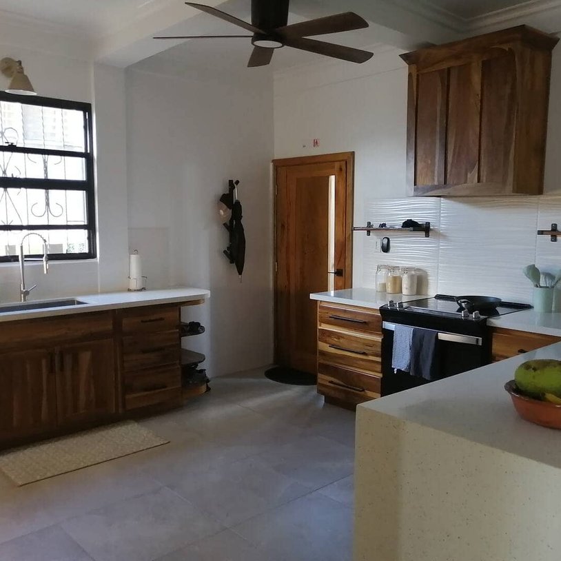 full stocked kitchen with quartz counter top